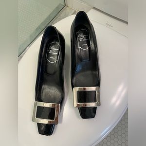 FINAL PR RogerVivier blk36.5 patent silver bkle 45mm NOTE RV missing on buckle